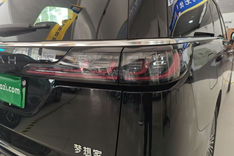 岚图汽车 岚图梦想家 2025款 PHEV 四驱尊贵鲲鹏版车身外观9