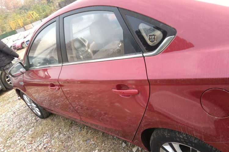 长安 逸动 2014款 1.6L 自动豪华型车身外观4