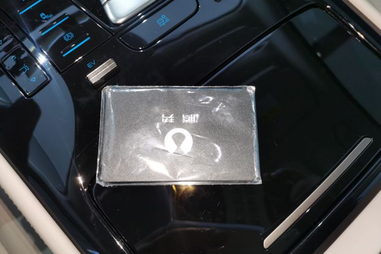 腾势D9 2024款 DM-i 980 四驱尊荣型中控内饰11