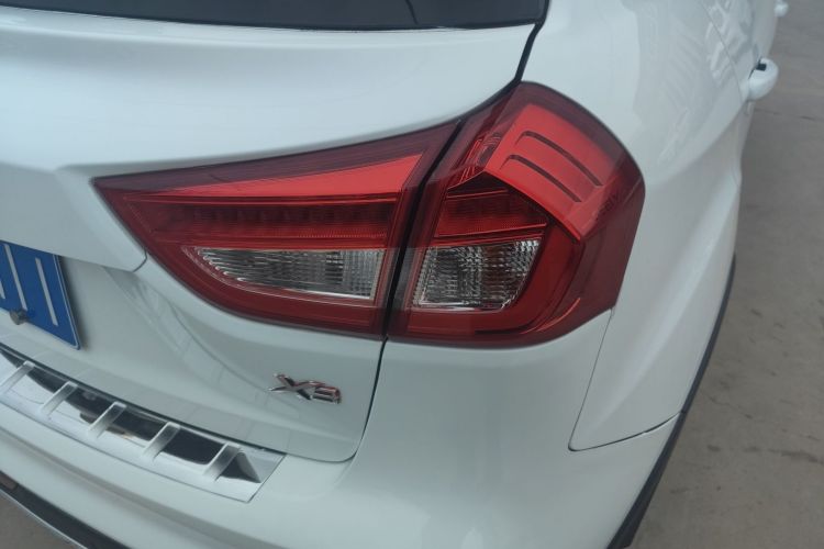 吉利汽车 远景X3 2017款 1.5L 自动尊贵型车身外观9