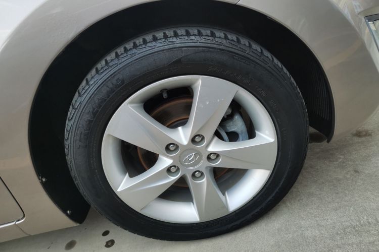 现代 朗动 2012款 1.6L 自动时尚型车身外观10