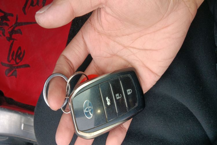 丰田 雷凌 2017款 改款双擎 1.8H GS E-CVT精英天窗版 国V中控内饰7001