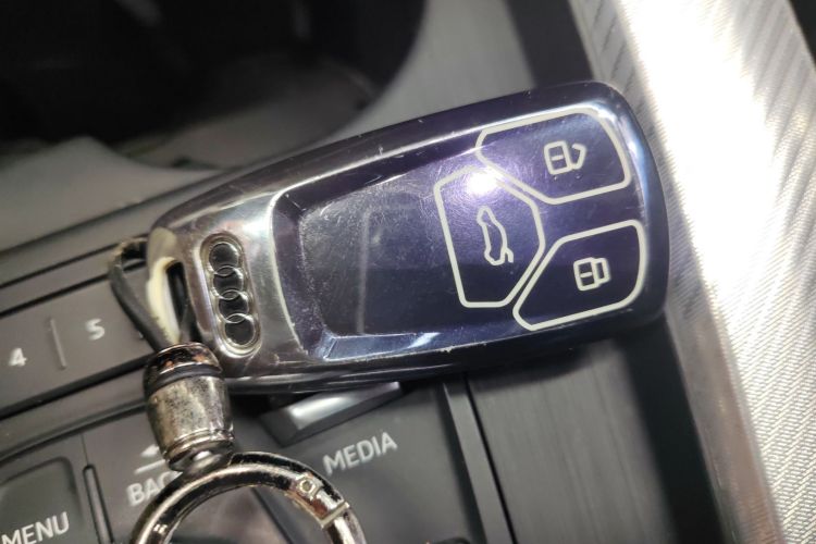 奥迪A4L 2017款 Plus 40 TFSI 进取型中控内饰7001