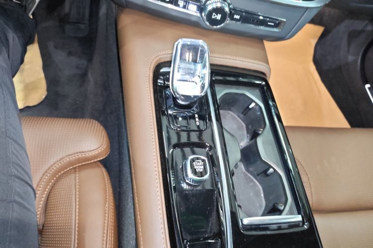 沃尔沃S90新能源 2025款 插电式混动 四驱长续航智雅豪华版中控内饰18