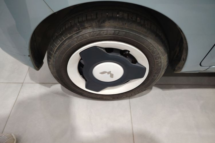 五菱汽车 宏光MINIEV 2021款 马卡龙夹心款 170km 磷酸铁锂车身外观35