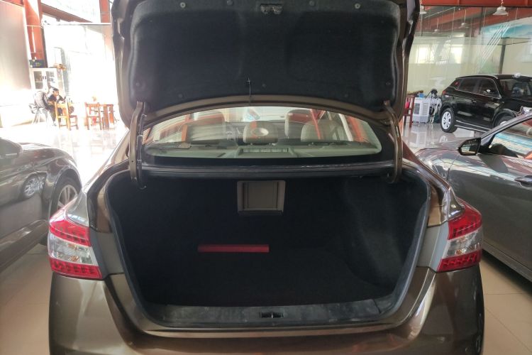 日产 轩逸 2014款 1.6XV CVT尊享版机舱底盘23