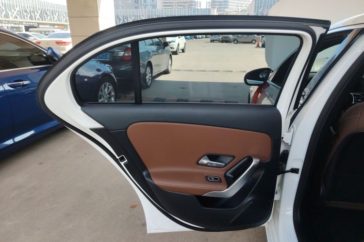 奔驰A级(进口) 2021款 A 200 时尚型中控内饰7008