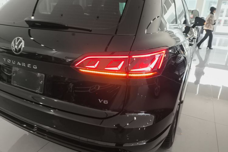 大众 途锐 2022款 3.0TSI 锐享版 曜黑运动套装车身外观9