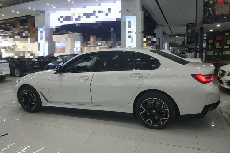 宝马i3 2024款 eDrive 40 L 曜夜套装车身外观4