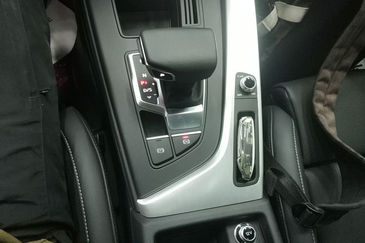 奥迪A4L 2024款 40 TFSI 时尚动感型中控内饰18