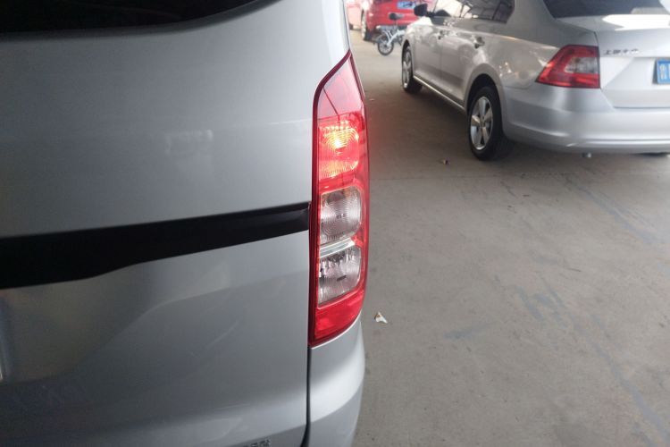 五菱汽车 五菱宏光V 2022款 1.5L劲取版电动助力LAR车身外观9