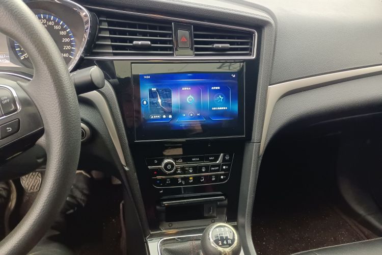 启辰D60 2018款 1.6L 手动智联精英版中控内饰16