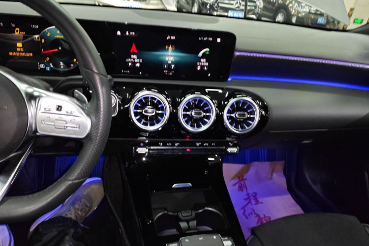 奔驰A级 2021款 A 200 L 运动轿车时尚型局部细节16