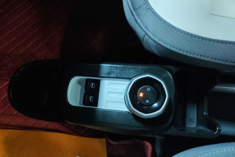 吉利银河 2024款 200km 熊猫卡丁中控内饰18