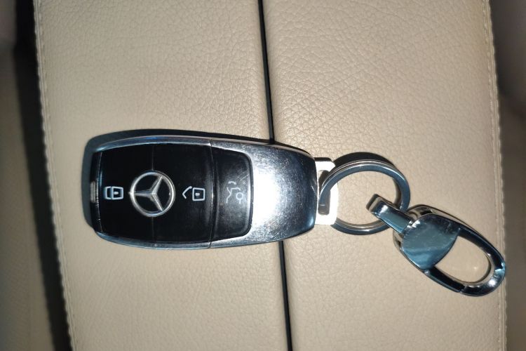 奔驰V级 2018款 V 260 L 尊贵加长版 国VI中控内饰7001