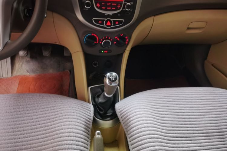 现代 瑞纳 2010款 三厢 1.4L 手动舒适型GS中控内饰18