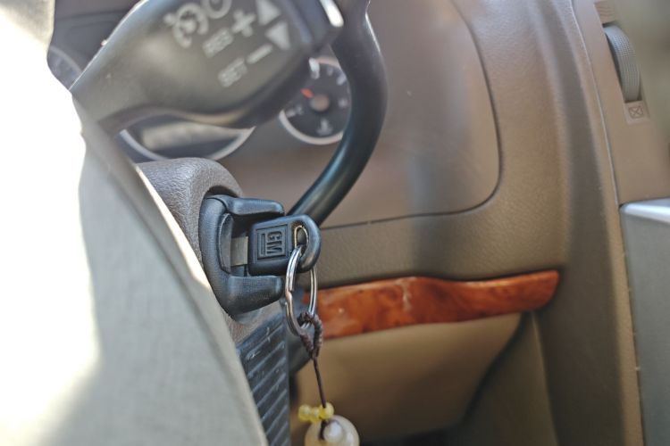 别克GL8 2006款 陆尊 3.0L CT 舒适版中控内饰11