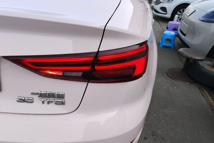 奥迪A3 2018款 30周年年型 Limousine 35 TFSI 时尚型车身外观9