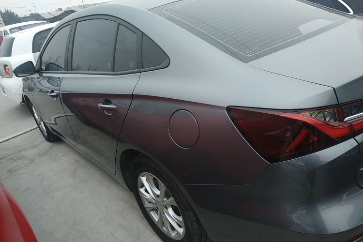 荣威i5 2023款 1.5L 手动舒享版车身外观4