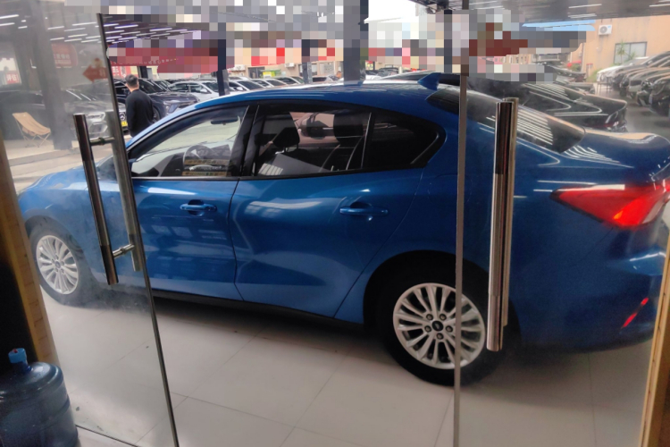 福特 福克斯 2021款 三厢 1.5L 自动锋跃型车身外观4