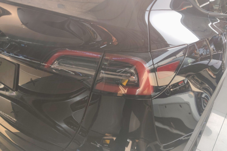 特斯拉 Model Y 2022款 后轮驱动版车身外观9