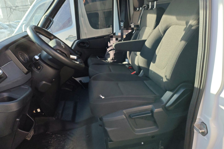 江铃福顺 2023款 2.0T 自动短轴中顶商运型多功能乘用车6座中控内饰19