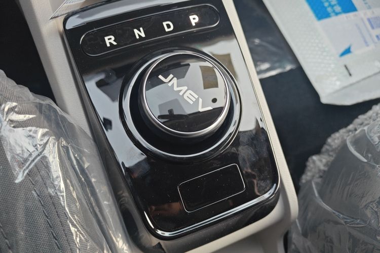 江铃集团新能源 易至EV3 2025款 Plus 330KM豪华型中控内饰18