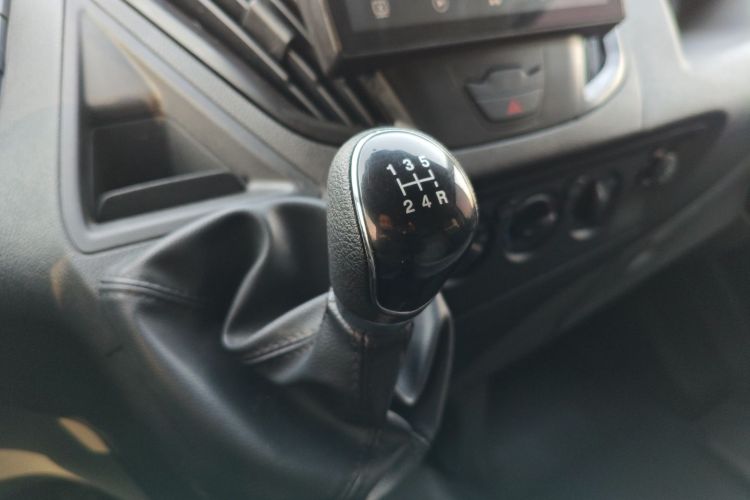 福特 全顺 2019款 2.0T柴油多功能商用车中轴中顶6座国VI局部细节18