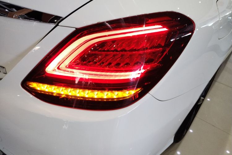 奔驰C级 2020款 改款 C 260 运动版车身外观9