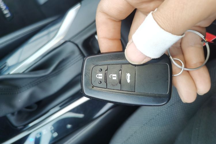 丰田 雷凌 2022款 双擎 1.8H E-CVT领先版中控内饰7001