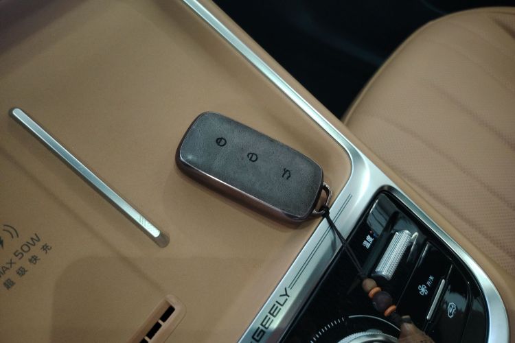 吉利银河 银河星舰7 EM-i 2025款 120km 探索+版中控内饰7001