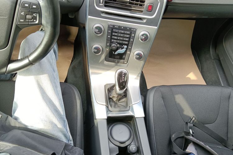 沃尔沃S60 2015款 S60L 2.0T 智行版中控内饰18