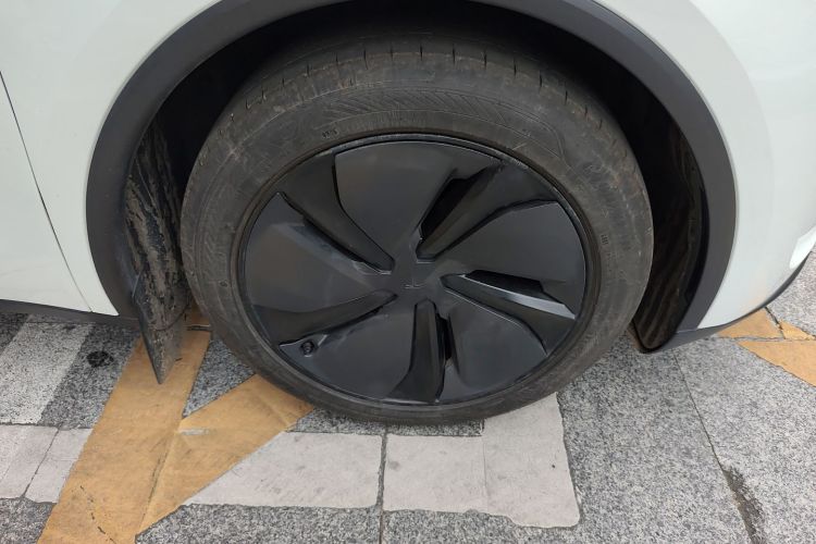 特斯拉 Model Y 2025款 后轮驱动版车身外观10