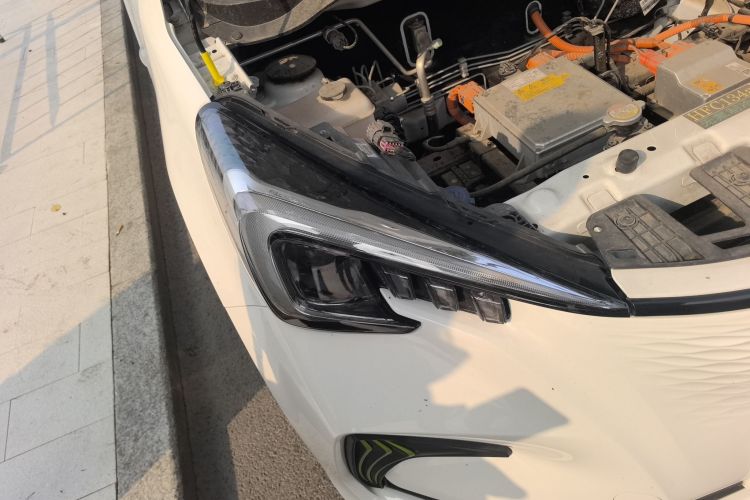 长安欧尚 奔奔E-Star 2022款 清心版 多彩款 三元锂车身外观6006