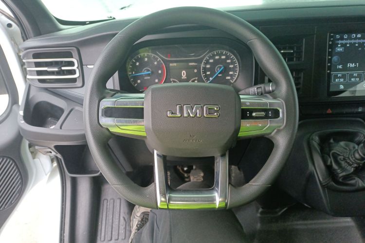 江铃福顺 2022款 2.0T 手动多功能乘用车中轴中高顶6-7座局部细节13