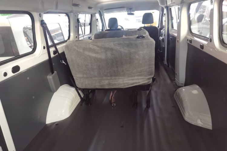 五菱汽车 五菱扬光 2025款 400km 客车版舒适型机舱底盘23