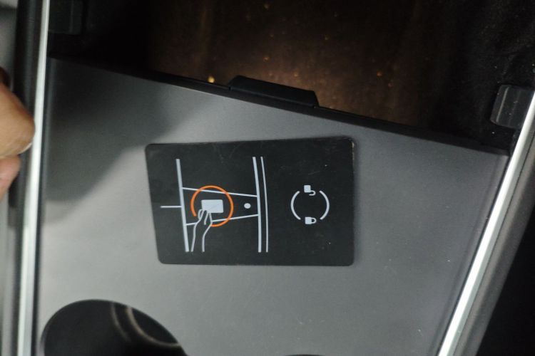 特斯拉 Model Y 2024款 长续航全轮驱动版中控内饰7001