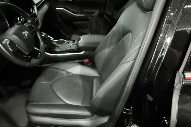 丰田 汉兰达 2023款 2.5L智能电混双擎两驱尊贵版 7座中控内饰19