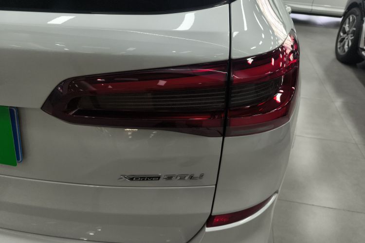 宝马X5 2022款 改款 xDrive 30Li 尊享型M运动套装车身外观9
