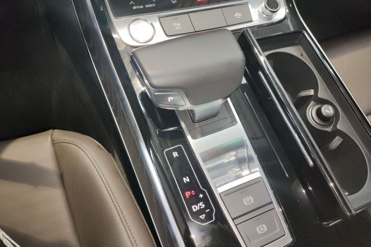 奥迪A8 2018款 A8L 55 TFSI quattro投放版精英型中控内饰18