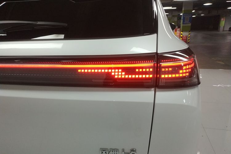 东风风神L8 2025款 112KM理想版车身外观9