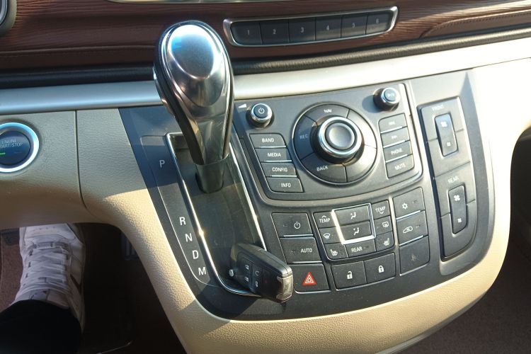 别克GL8 2014款 3.0L GT豪华商务豪雅版中控内饰18