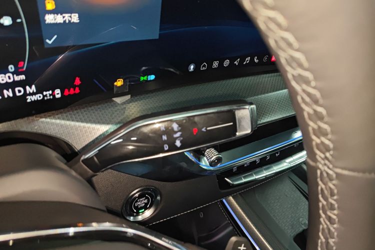 凯迪拉克XT5 2025款 2.0T 豪华型中控内饰18