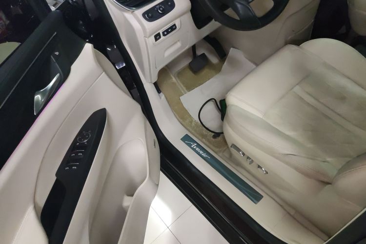 别克GL8 2022款 改款 Avenir艾维亚 七座亲礼版中控内饰20