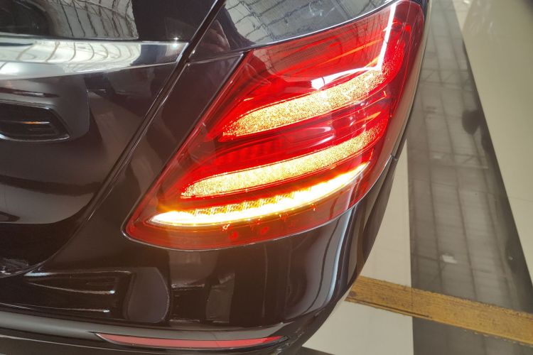 奔驰E级 2019款 改款 E 300 L 运动时尚型车身外观9