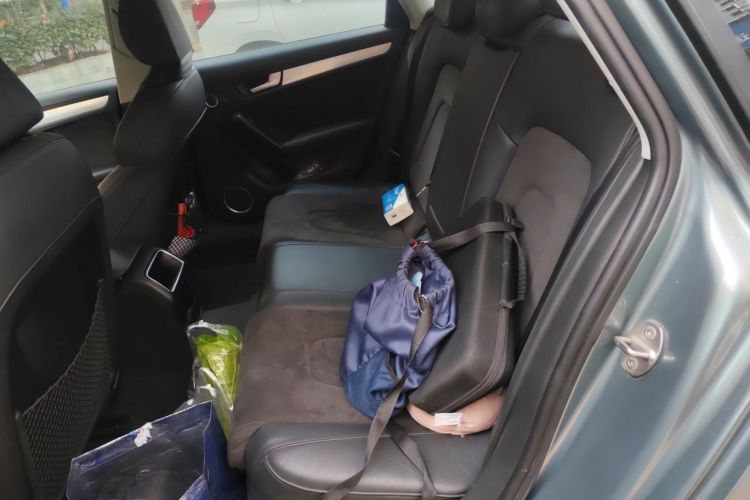 奥迪A4L 2010款 2.0 TFSI 运动型中控内饰21