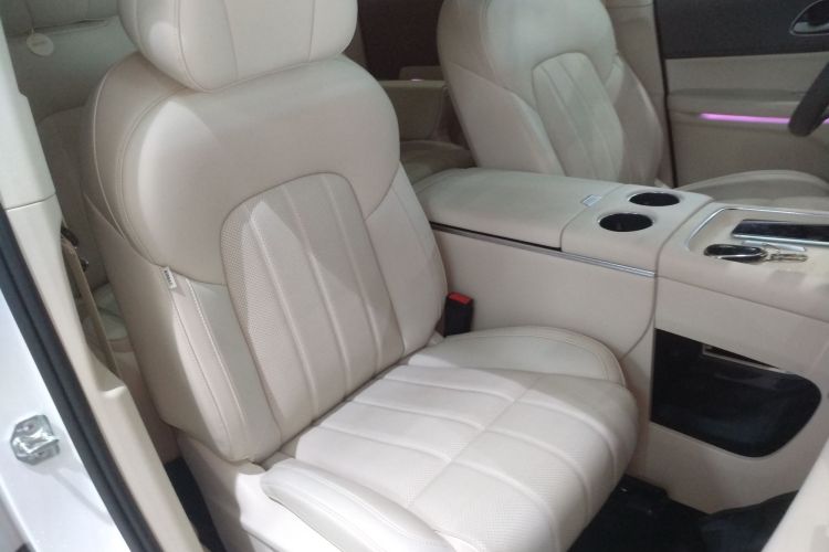 岚图汽车 岚图梦想家 2025款 PHEV 四驱尊贵鲲鹏版局部细节41