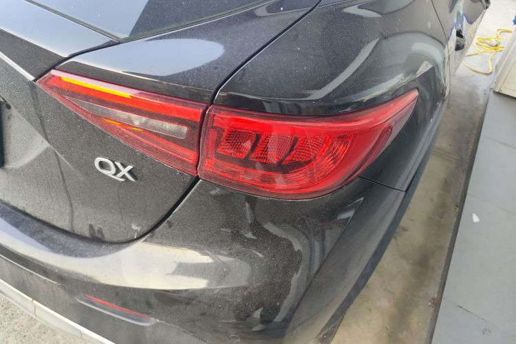 英菲尼迪QX30 2017款 2.0T 四驱运动版车身外观9