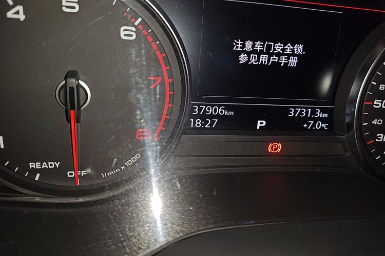 奥迪A4L 2017款 40 TFSI 进取型中控内饰15