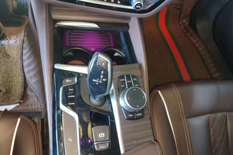 宝马5系 2019款 530Li 领先型 豪华套装中控内饰18